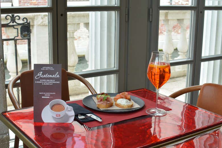 Disfrutad de un delicioso spritz en los Jardines Reales 