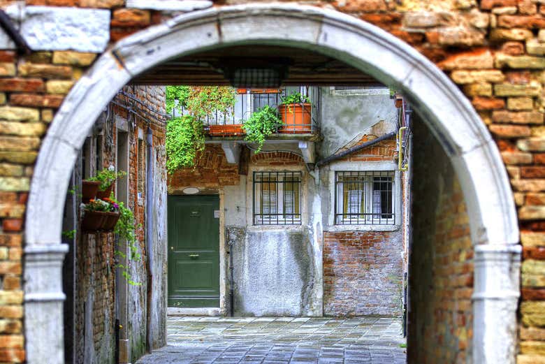Recorriendo las calles del barrio de Castello