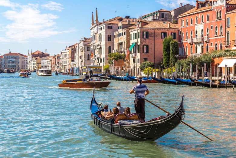 Un grupo en una góndola compartida en Venecia