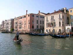 Gondolero por el Gran Canal