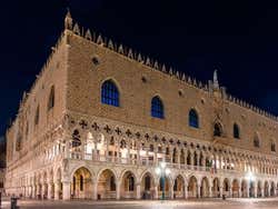 Palacio Ducal al anochecer