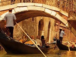 Gondoleros por los canales de Venecia