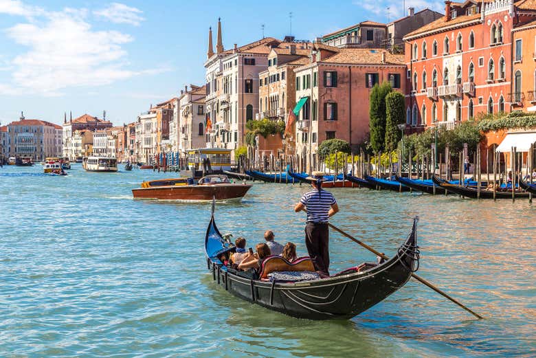 Navegando en góndola por el Gran Canal de Venecia