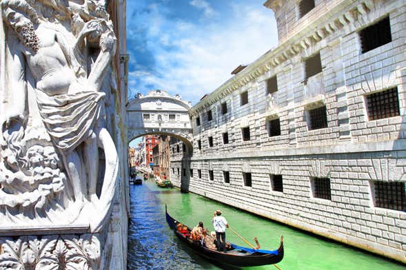 Paseo en góndola por los canales y el Puente de los Suspiros