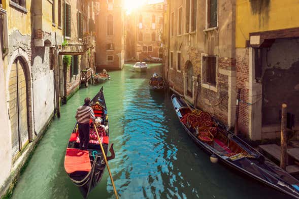 Paseo en góndola con serenata por Venecia