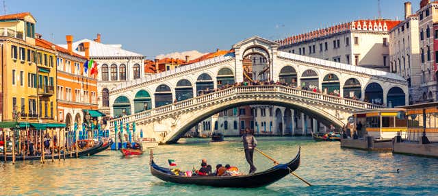 Paseo en góndola por los canales de Venecia