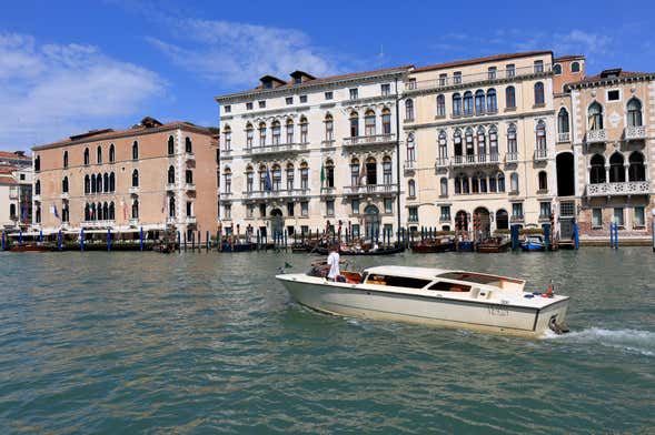 Transporte privado en watertaxi entre el aeropuerto y Venecia